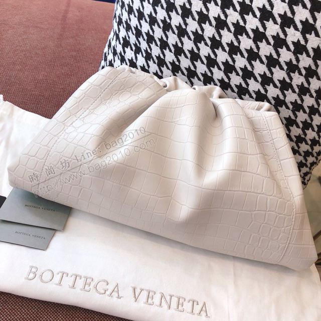 Bottega Veneta女包 寶緹嘉steny包 19新款BV鱷魚紋大號雲朵包 米白色  gxz1094